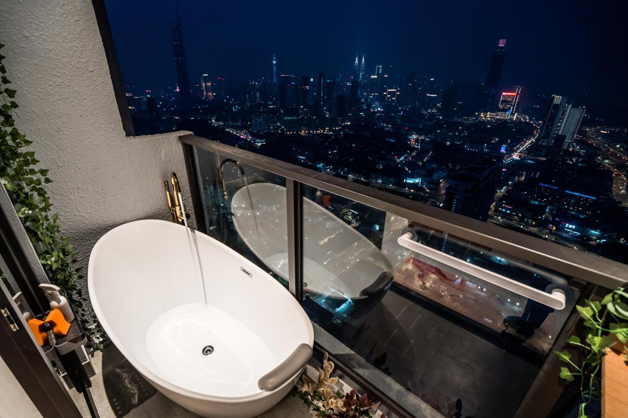 Skyscraper 65 Kl Highest Outdoor Bathtub Luxury Lavish Designer Suite Penthouse Lv65 Куала-Лумпур Екстер'єр фото